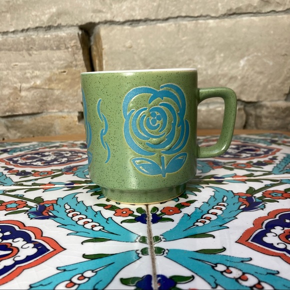 Green mug with blue flower outlines, and fancy swirl motifs - Picture 5 of 10